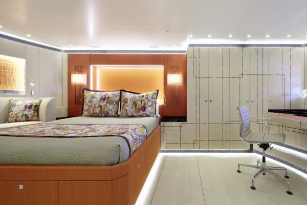 Schlafzimmer und Arbeitsbereich aus qualitativ hochwertigen Materialien an Bord einer Luxusyacht.