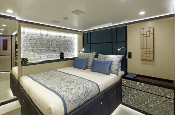 Schlafzimmer aus hochwertigen Materialien und höchster Qualität – durch umfangreiches Projektmanagement mit bsw yachteinrichter zum perfekten Yachtinterieur. 